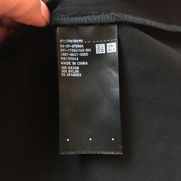 Uniqlo black sleeveless dress - Picture 6 of 6